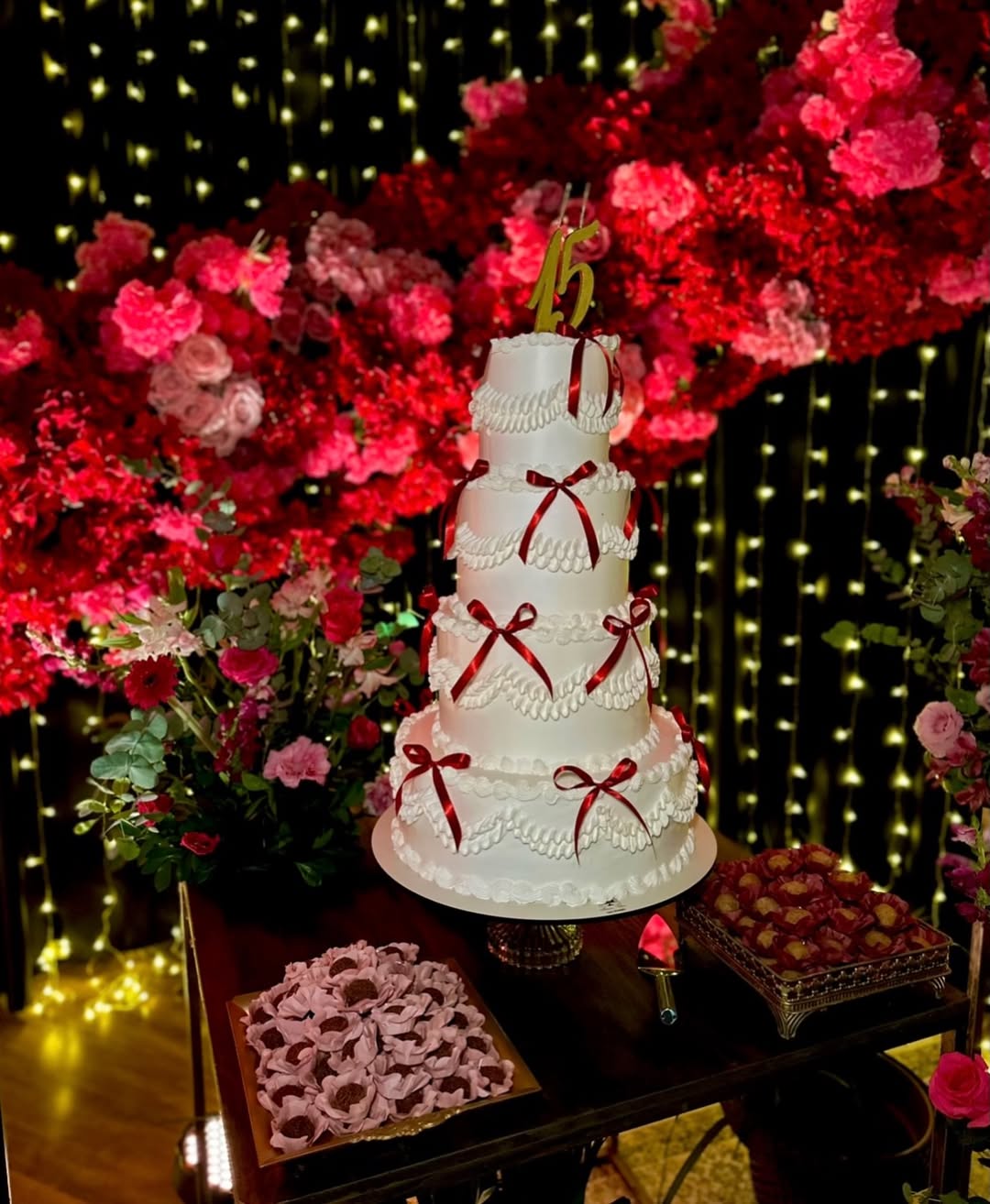Bolo 15 anos pink com cortina de luzes