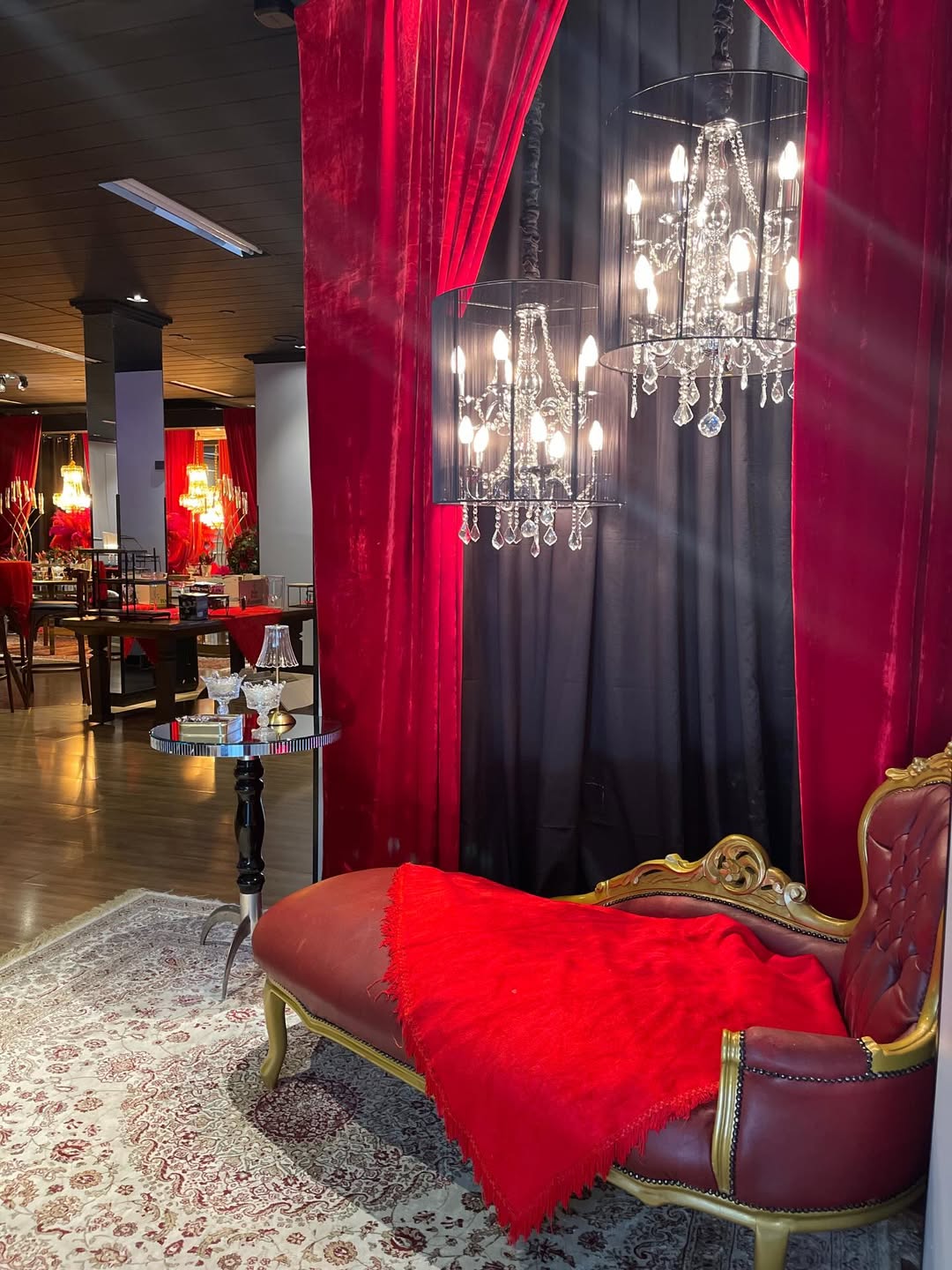 Chaise vintage vermelho e dourado com lustres